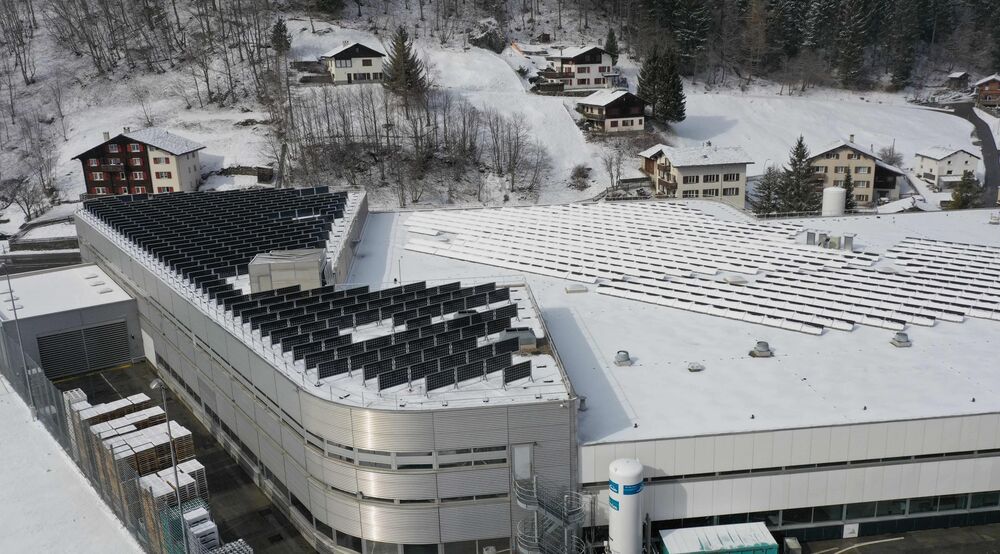 Dritte Testanlage (links) auf Valserwasser-Abfüllanlage in Vals: neue vertikale PV-Anlage mit bifazialen Modulen mit Ausrichtung Ost/West. Rechts aufgeständerte Südanlage, hier mit reduziertem Ertrag wegen Schnee.